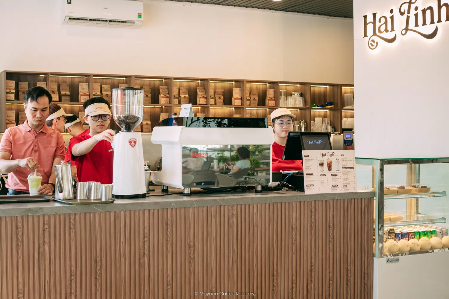 Nhân viên Hai Linh Coffee đang pha chế