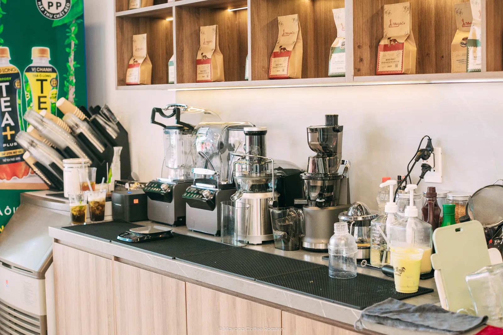 Khu vực nguyên liệu và dụng cụ pha chế tại Hai Linh Coffee