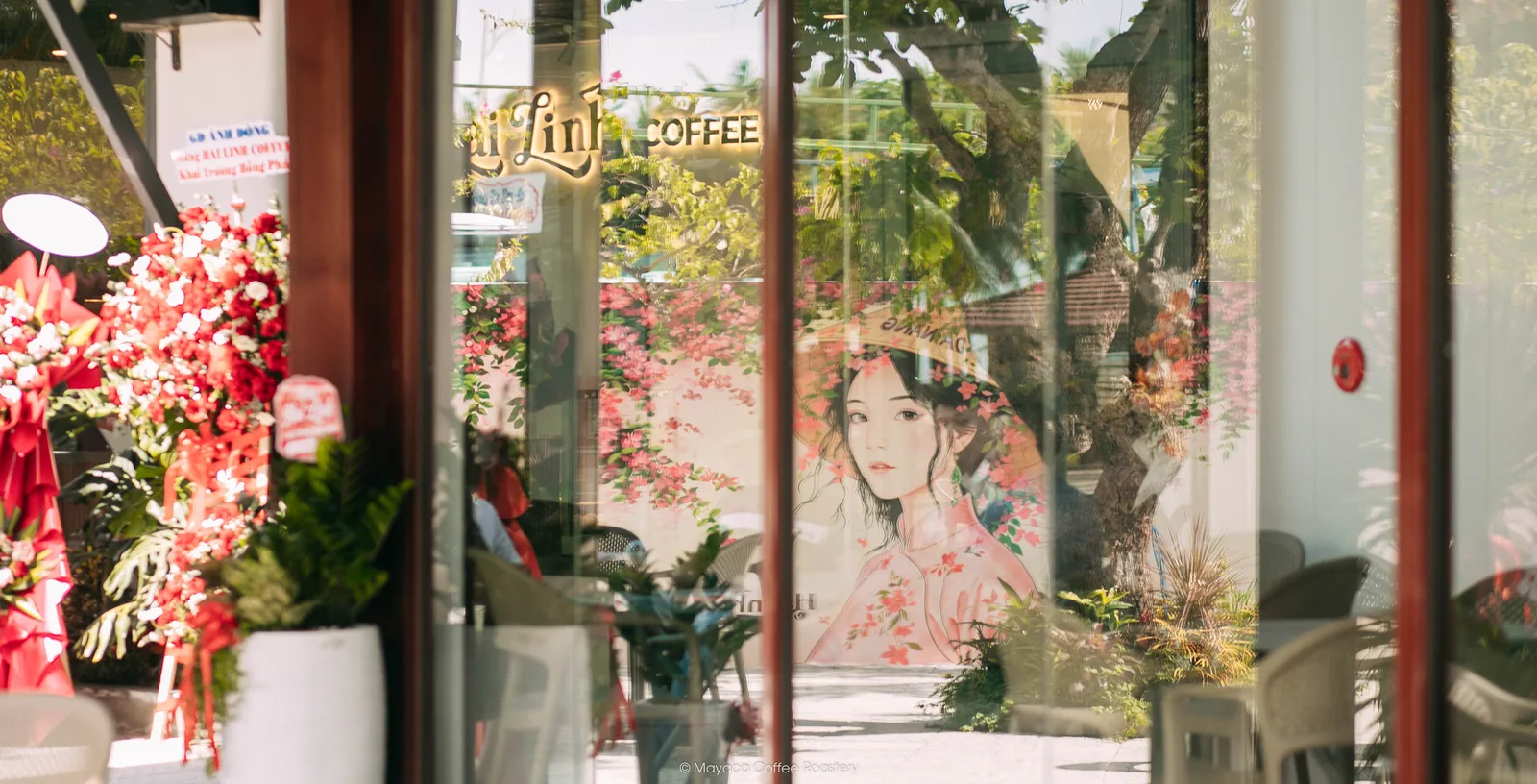 Góc nhìn từ trong quán ra khu vực ngoài trời