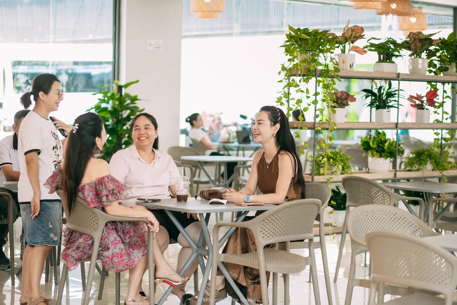 Khách hàng tận hưởng không gian sáng thoáng tại Hai Linh Coffee