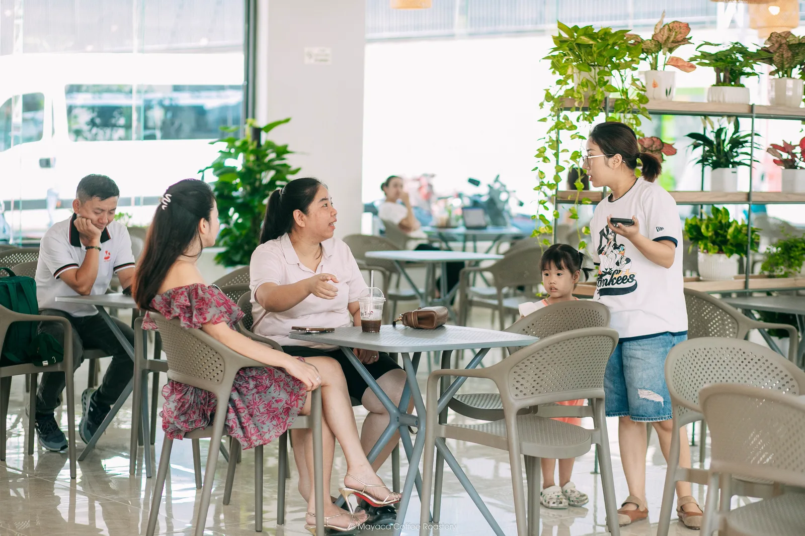 Nhóm bạn trò chuyện tại Hai Linh Coffee