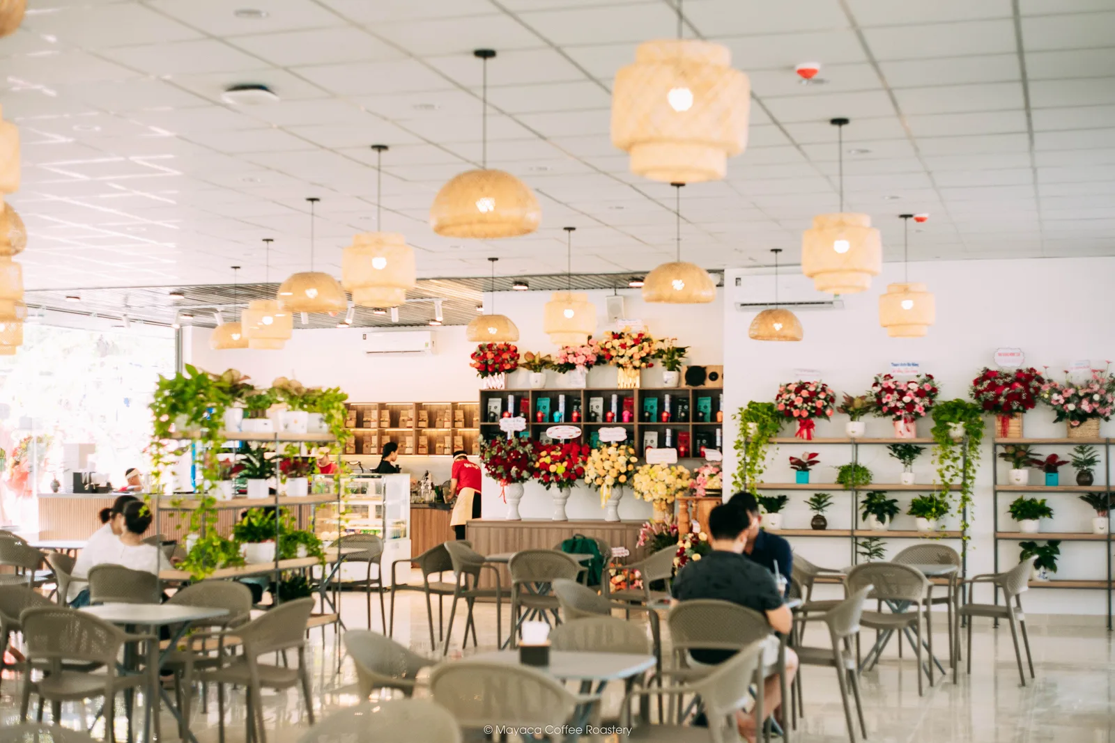 Toàn cảnh không gian sáng và rộng bên trong Hai Linh Coffee