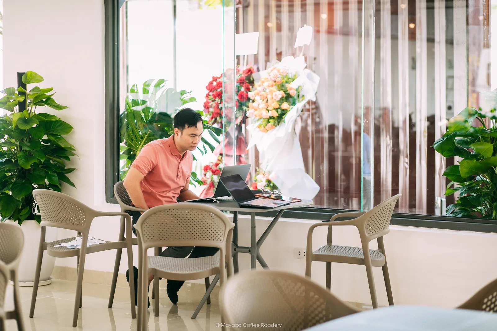 Góc ngồi làm việc yên tĩnh tại Hai Linh Coffee